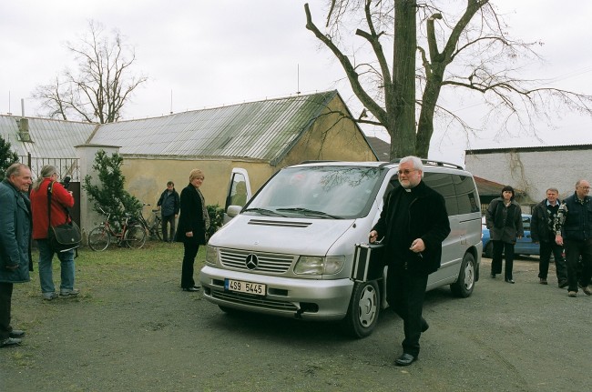 Svěcení kácovské vlajky kardinálem M. Vlkem