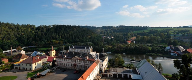 Zámek a řeka z věže kostela