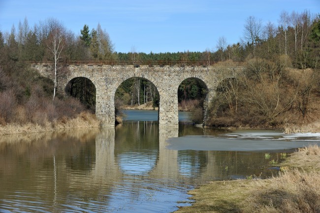 Železniční viadukt zrušené lokálky u Němčic