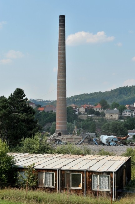 Poslední okamžiky továrního komínu Lenky Kácov