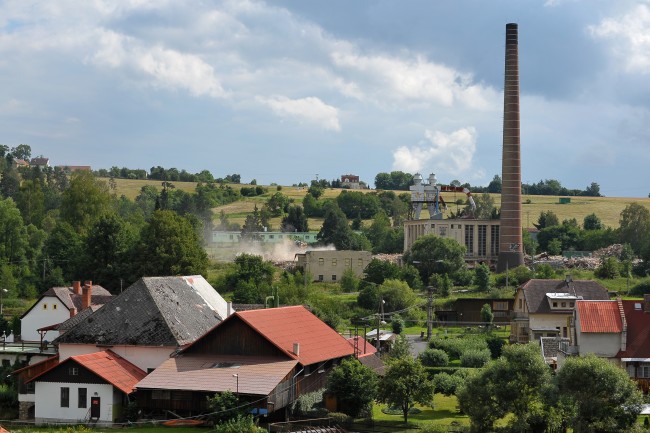 Poslední okamžiky továrního komínu Lenky Kácov