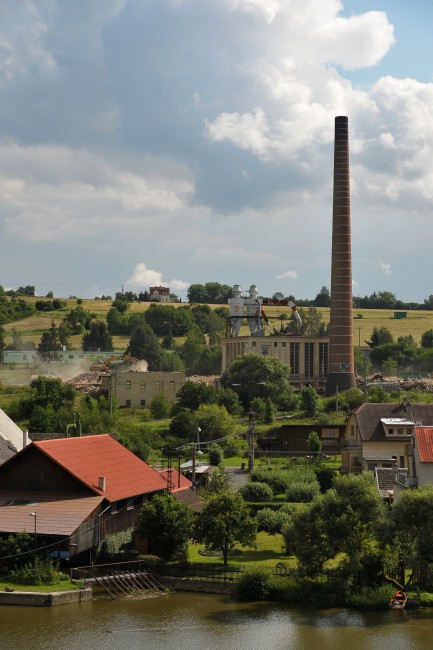 Poslední okamžiky továrního komínu Lenky Kácov