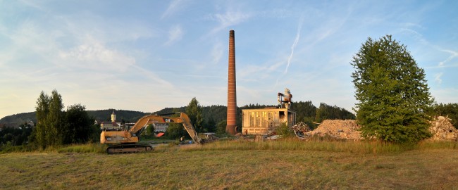 Poslední okamžiky továrního komínu Lenky Kácov