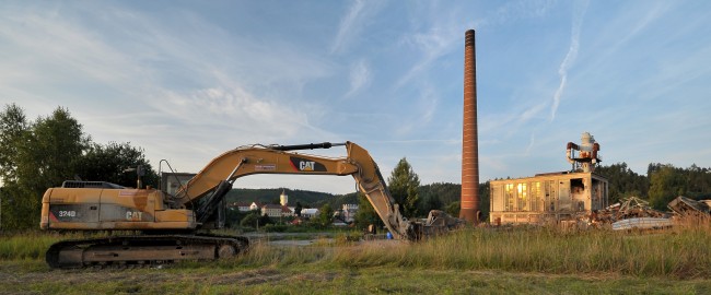 Poslední okamžiky továrního komínu Lenky Kácov