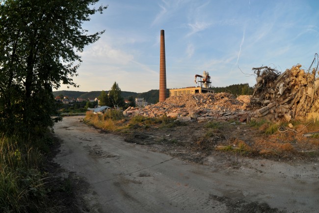 Poslední okamžiky továrního komínu Lenky Kácov