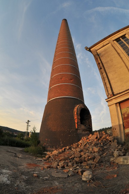 Poslední okamžiky továrního komínu Lenky Kácov