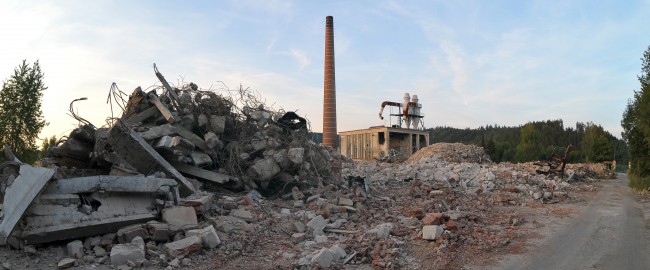 Poslední okamžiky továrního komínu Lenky Kácov