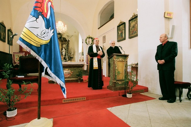 Svěcení kácovské vlajky kardinálem M. Vlkem