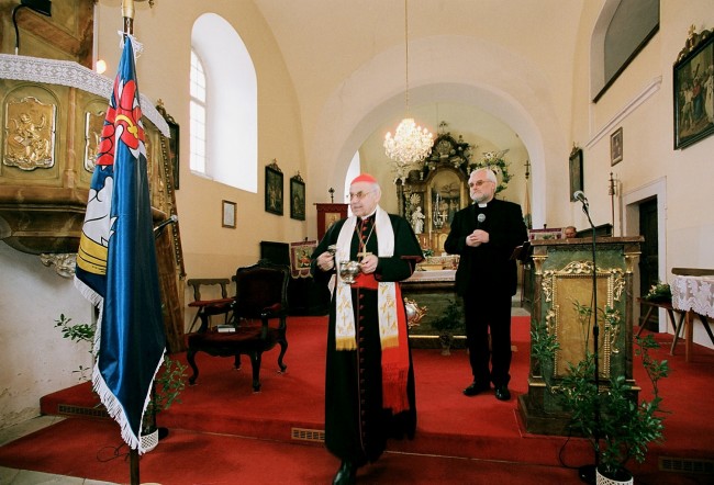 Svěcení kácovské vlajky kardinálem M. Vlkem