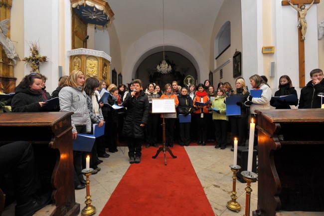 Adventní koncert střední pedagogické školy z Čáslavi pod vedením prof. Vrňákové v kostele