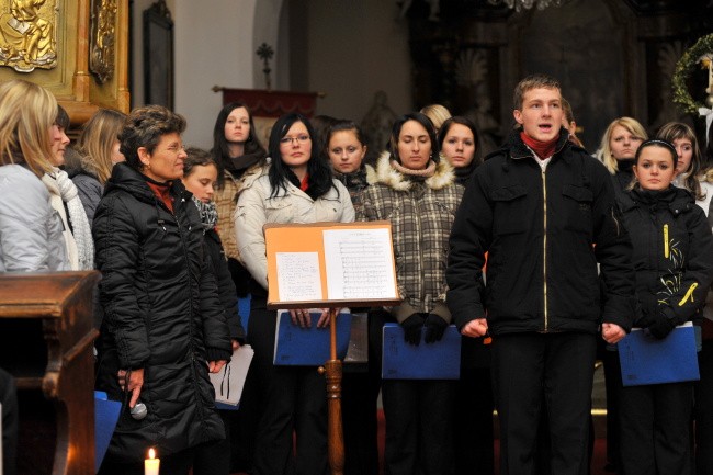 Adventní koncert střední pedagogické školy z Čáslavi pod vedením prof. Vrňákové v kostele