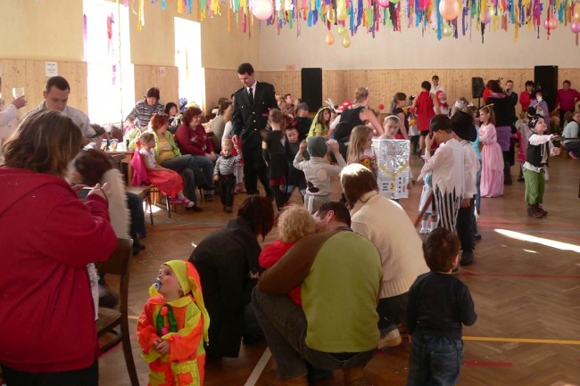 Dětský karneval v sokolovně - hasiči Kácov