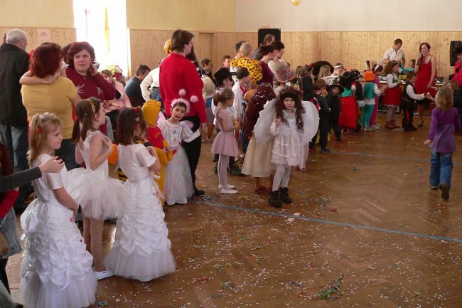 Dětský karneval v sokolovně - hasiči Kácov