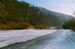 Zimní řeka pod skálou Čertovka